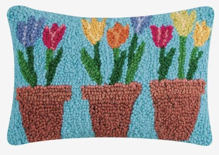 Hook pillow tulips 20x30