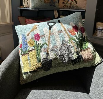 Handgeknoopt kussen met tulpen en huismus - 50x40