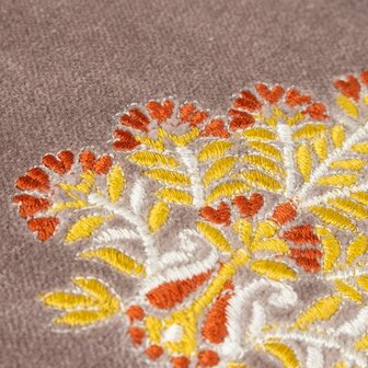 Rennes geborduurd kussen taupe detail