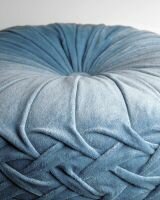 KAJA &ndash; Rond sierkussen &Oslash;40 cm &ndash; Provincial Blue &ndash; Lichtblauw velvet 🌊✨