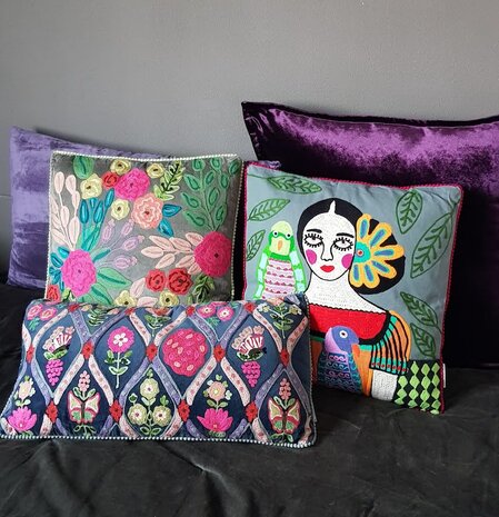 Grijs velvet kussen met handgeborduurde bloemen 45x45