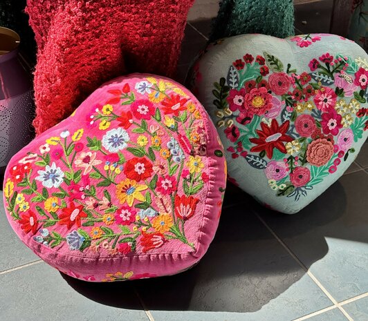 Kussen fluweel hart met bloemen in fuchsia