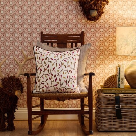 Cervino Geweven Jacquard Kussen Damson in stoel