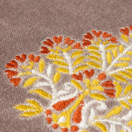 Rennes geborduurd kussen taupe detail