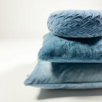 KAJA – Rond sierkussen Ø40 cm – Provincial Blue – Lichtblauw velvet 🌊✨