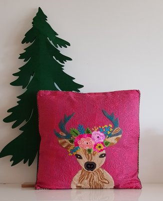 Handgeborduurd hert - rood