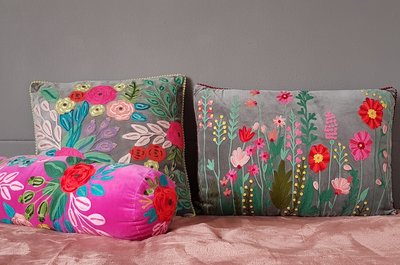 Grijs velvet kussen met handgeborduurde bloemen 45x45