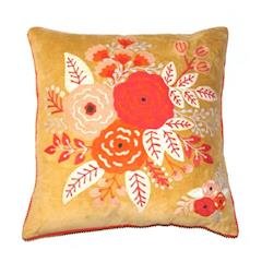 Fudge-kleurig velvet kussen met handgeborduurde bloemen 45x45