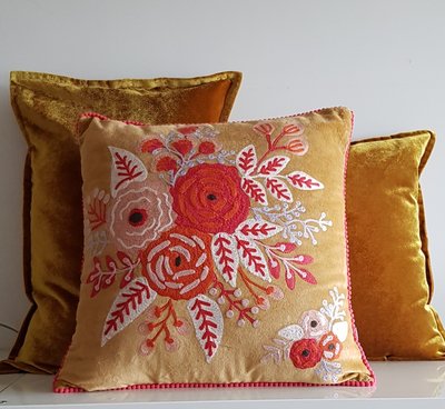 Fudge-kleurig velvet kussen met handgeborduurde bloemen 45x45