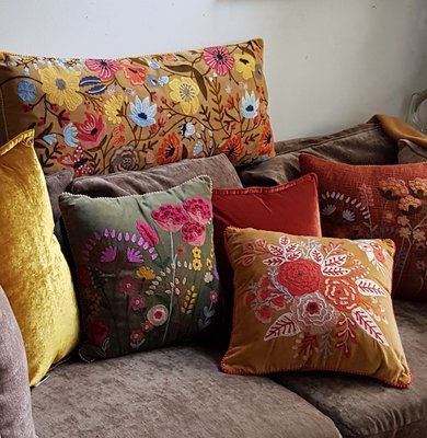 Fudge-kleurig velvet kussen met handgeborduurde bloemen 45x45