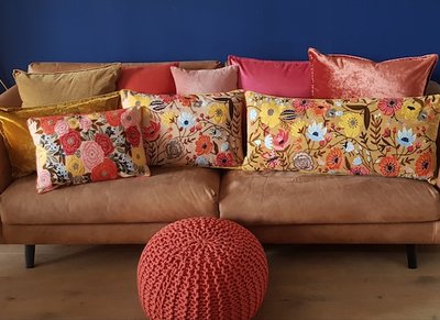 Fudge-kleurig sierkussen met handgeborduurde bloemen 40x60