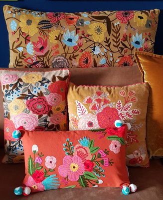 Fudge-kleurig velvet kussen met handgeborduurde bloemen 45x45