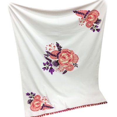 Ivoor velvet plaid met handgeborduurde bloemen 152x106