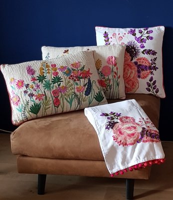 Ivoor velvet plaid met handgeborduurde bloemen 152x106