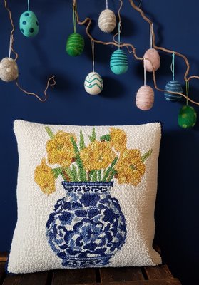 Handgeknoopt kussen narcissen in vaas - 40x40