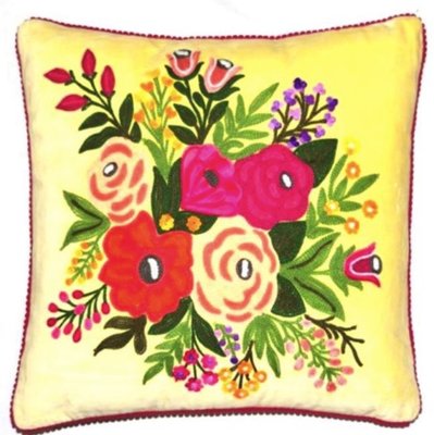 Geel kussen met handgeborduurde bloemen 45x45
