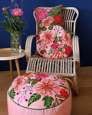 Roze poef met handgeborduurde bloemen. ⌀ 50 cm.