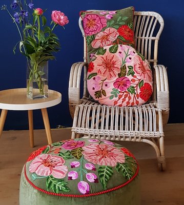 Mosgroene poef met handgeborduurde bloemen. ⌀ 50 cm.