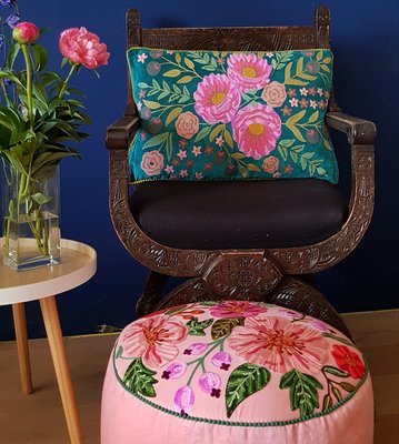 Roze poef met handgeborduurde bloemen. ⌀ 50 cm.
