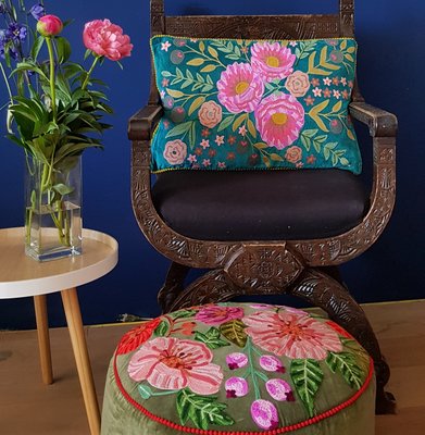 Mosgroene poef met handgeborduurde bloemen. ⌀ 50 cm.