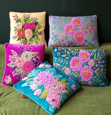 Geel kussen met handgeborduurde bloemen 45x45