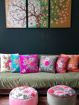 Geel kussen met handgeborduurde bloemen 45x45