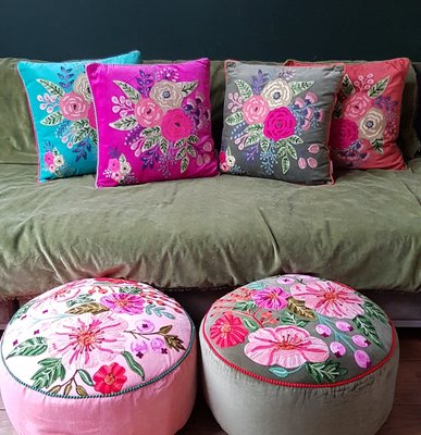 Roze poef met handgeborduurde bloemen. ⌀ 50 cm.