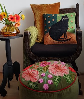 Mosgroene poef met handgeborduurde bloemen. ⌀ 50 cm.