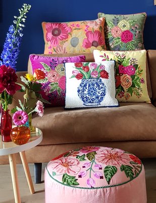 Geel kussen met handgeborduurde bloemen 45x45