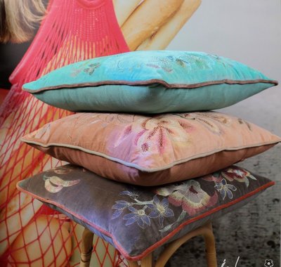 Velvet Kussen met bloemen Mirre- turquoise 50x50