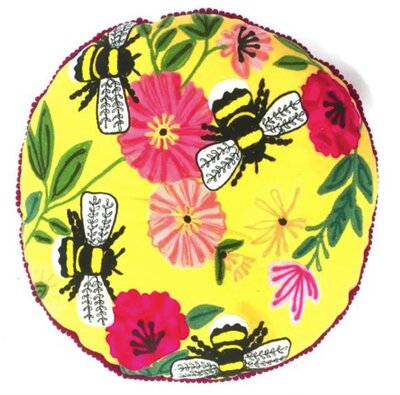 Rond kussen met handgeborduurde bloemen en bijen. Diameter 40cm.