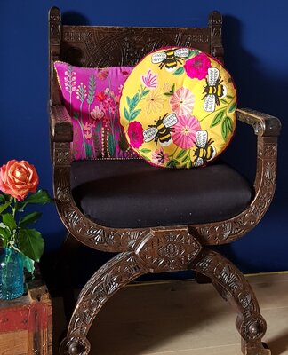 Rond kussen met handgeborduurde bloemen en bijen. Diameter 40cm.