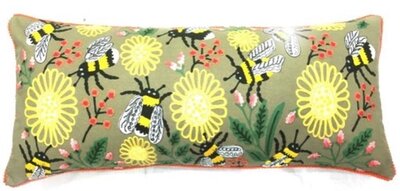 Kussen met handgeborduurde bijen en bloemen 40x90