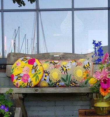 Rond kussen met handgeborduurde bloemen en bijen. Diameter 40cm.