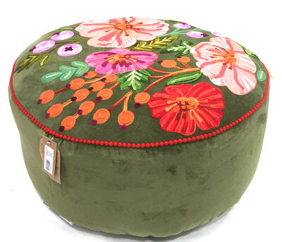 Mosgroene poef met handgeborduurde bloemen. ⌀ 50 cm.