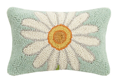 Handgeknoopt kussen met margrieten 30x20