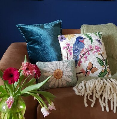 Handgeknoopt kussen met margrieten 30x20