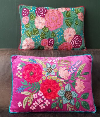 Groen velvet kussen met handgeborduurde bloemen 35x50
