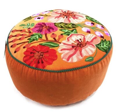 Oranje poef met handgeborduurde bloemen. ⌀ 50 cm.