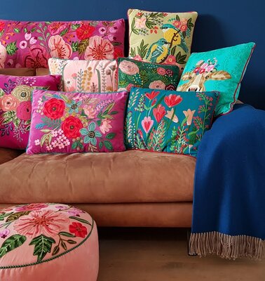 Groen velvet kussen met handgeborduurde bloemen 35x50
