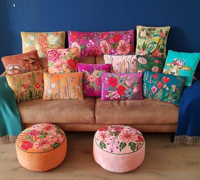 Oranje poef met handgeborduurde bloemen. ⌀ 50 cm.