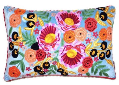 Lichtblauw velvet kussen met bloemen 40x60
