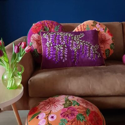 Oranje poef met handgeborduurde bloemen. ⌀ 50 cm.