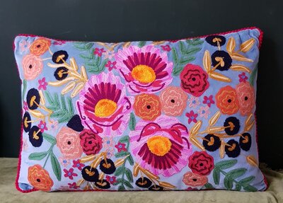 Lichtblauw velvet kussen met bloemen 40x60