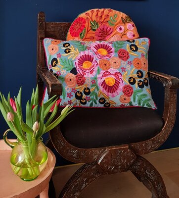 Lichtblauw velvet kussen met bloemen 40x60