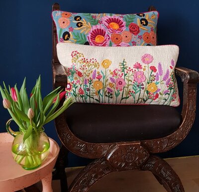 Lichtblauw velvet kussen met bloemen 40x60