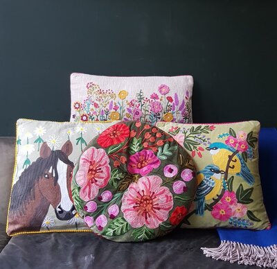 Rond mosgroen velvet kussen met handgeborduurde bloemen - 50cm