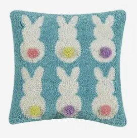 Handgeknoopt kussen paashaasjes & pompoms 25x25