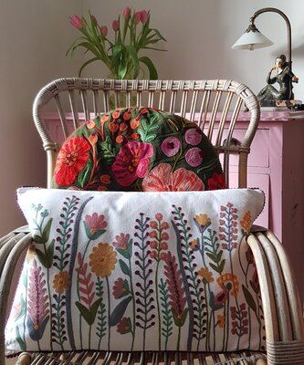 Rond mosgroen velvet kussen met handgeborduurde bloemen - 50cm