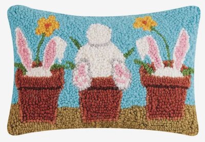 Handgeknoopt kussen met drie paashaasjes 20x30